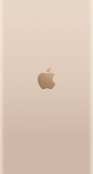 金色iPhone背面，Apple標誌居中於光滑表面。