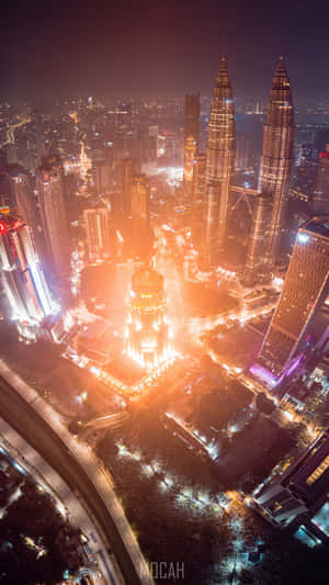 吉隆坡城市景觀的夜間鳥瞰圖，有照明的高樓大廈和道路。