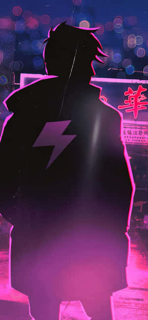 夜晚霓虹燈閃爍的城市中，一個背上有閃電圖案的人的剪影。