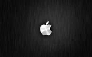 銀色Apple標誌在深色拉絲金屬背景上