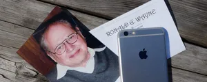 Ronald G Wayne 與 iPhone 在木質表面上的照片