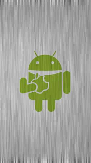 綠色Android吉祥物在拉絲金屬背景上拿著Apple標誌。