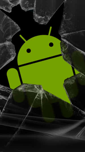 綠色Android吉祥物衝破破裂的玻璃屏幕。 — 安卓 壁紙