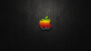 復古彩虹Apple標誌，帶有裂紋質感，深色皮革背景。