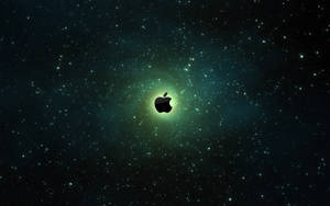 Apple標誌在繁星點點的太空場景中發光，帶有綠色星雲。