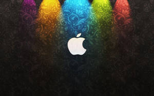 Apple標誌在深色花卉背景上被彩色聚光燈照亮。