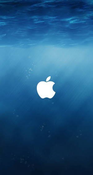 Apple標誌浸沒在藍色水中，帶有光線和氣泡。