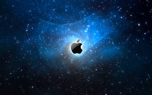 Apple標誌居中在藍色星空場景中，帶有發光的宇宙射線。