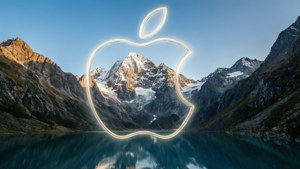 發光的Apple標誌勾勒出一個被雪覆蓋的山脈，倒映在平靜的湖面上。