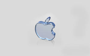 一個藍色玻璃Apple標誌，帶有咬痕和莖，在灰色背景上。
