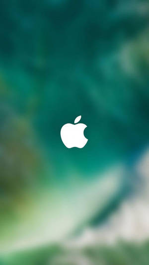 白色Apple標誌在模糊的綠色藍綠色背景上