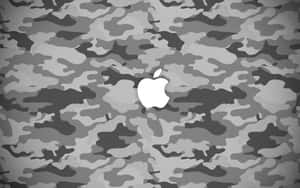 灰色迷彩背景上的白色Apple標誌。 — 黑白 壁紙