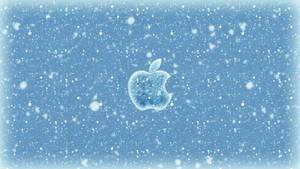 結霜的Apple標誌在飄雪中，藍色背景