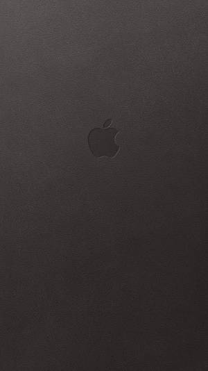 帶有壓印 Apple 標誌的黑色皮革表面