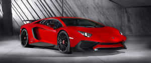 現代混凝土車庫中，紅色林寶堅尼 Aventador SVJ 配以戲劇性燈光。 — 林寶堅尼 4K 壁紙