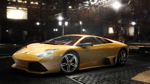 昏暗工業車庫中帶聚光燈的金色林寶堅尼Reventon。
