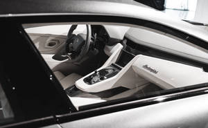 白色皮革跑車內飾，帶有黑色裝飾和 Lamborghini 標誌 — 林寶堅尼 4K 壁紙