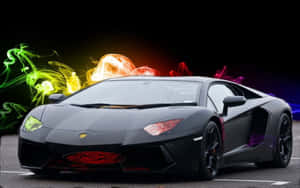 黑色林寶堅尼 Aventador 在黑暗環境中帶有彩色煙霧效果。
