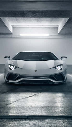 銀色林寶堅尼Aventador在混凝土車庫中，光管照明下。
