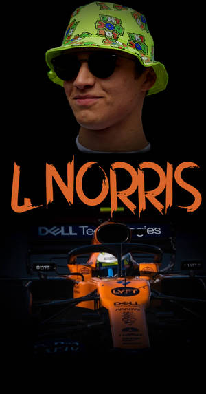 L Norris戴著綠色帽子和太陽眼鏡，下方是他的橙色賽車。
