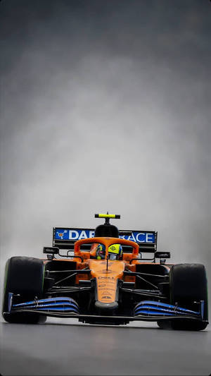 橙色和藍色的 Formula 1 賽車在賽道上，背景有煙霧。