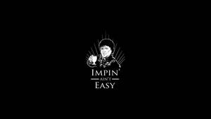 一個男人拿著高腳杯，下方有文字「IMPIN' AIN'T EASY」。 — 貓頭鷹之家 壁紙