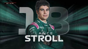 賽車手 Lance Stroll 身穿綠色賽車服，交叉雙臂。