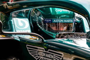 賽車手在駕駛艙內戴著青綠色Aston Martin頭盔