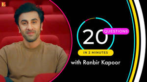 Ranbir Kapoor 坐喺紅色劇院椅上，旁邊係一個用於「2分鐘內20條問題」嘅色彩繽紛圖案。
