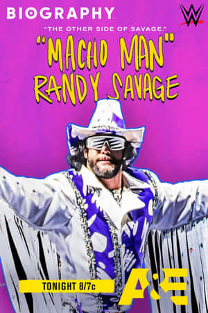 WWE 摔角手 Randy Savage 身穿標誌性服裝，在洋紅色背景上伸展雙臂。