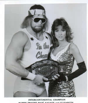 摔角手 Randy Savage 與妻子 Elizabeth 手持冠軍腰帶擺姿勢。