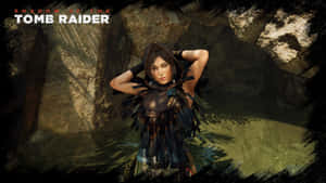 Lara Croft 在叢林洞穴中身穿羽毛盔甲，雙手放在腦後。
