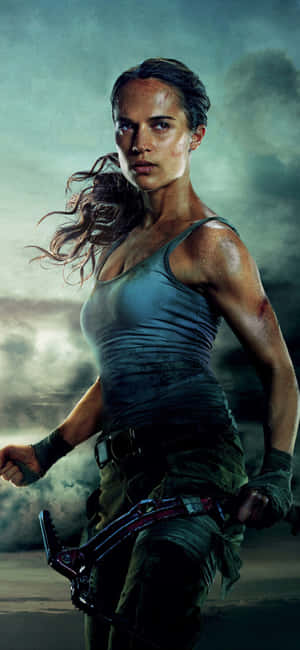 一個堅定的女人手持武器，站在暴風雨的戶外環境中。