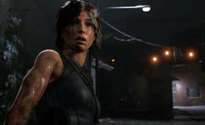 Lara Croft 在夜晚街燈下的泥濘城市小巷中。