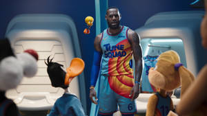 勒邦占士身穿Tune Squad球衣，在太空船中被Looney Tunes角色包圍。