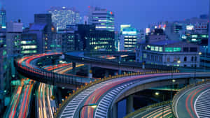 繁華城市黃昏時分，高架高速公路上汽車燈光軌跡。