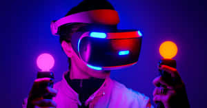 在深紫色房間中戴著VR頭戴式裝置的人，手持發光控制器。