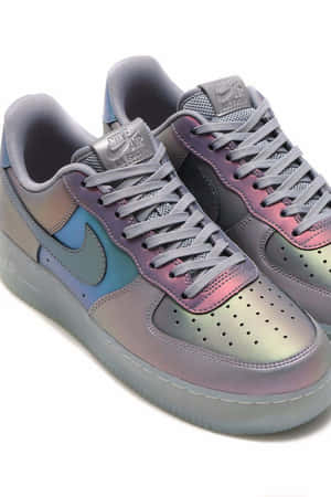 純白背景上帶有柔和漸變色彩的虹彩Nike Air Force 1運動鞋。