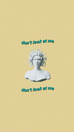白色蛇髮美杜莎半身像，在黃色背景上有青綠色文字寫著don't look at me。 — 蛇 壁紙