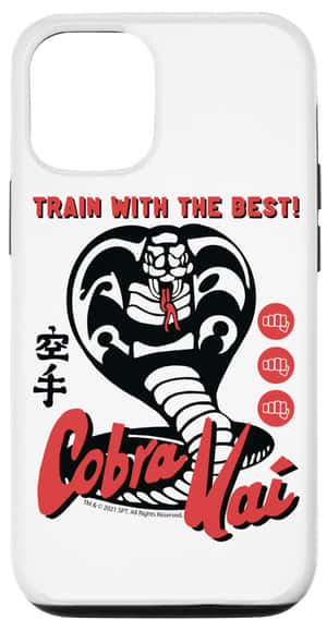 白色手機殼，帶有Cobra Kai標誌和訓練口號。