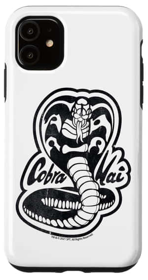 白色手機殼，帶有黑色眼鏡蛇標誌和「Cobra Kai」文字。