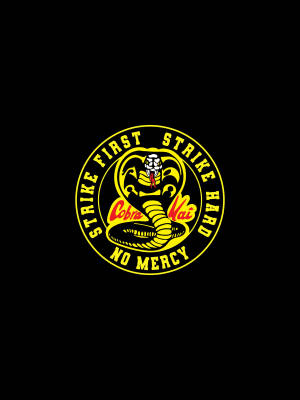 Cobra Kai 標誌，黑色背景上有眼鏡蛇和文字