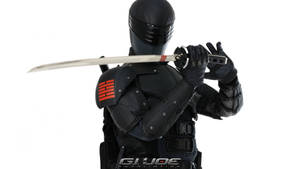 G.I. Joe士兵身穿黑色盔甲，在白色背景前手持武士刀。