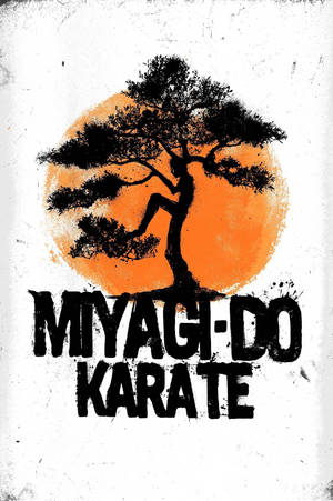 黑色盆景樹襯托橙色太陽，帶有「Miyagi-Do Karate」文字。