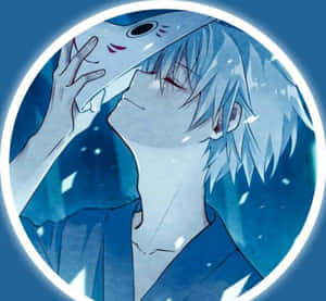 藍髮紅眼的動漫男孩在雪藍場景中手持魚面具。
