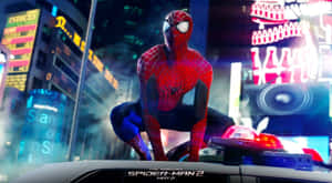 蜘蛛俠喺夜晚嘅充滿活力嘅霓虹城市景觀中，棲息喺一輛警車上。
