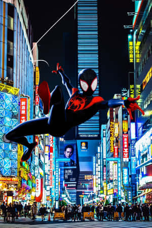 蜘蛛俠在繁華的東京夜景中於摩天大樓之間擺盪。 — Miles Morales 動漫 壁紙
