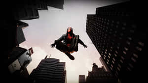 蜘蛛俠懸浮在城市天際線的摩天大樓之間。 — Miles Morales 動漫 壁紙