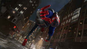 蜘蛛俠在雨夜的城市中擺盪，閃爍的燈光反射在街道上。 — Miles Morales 動漫 壁紙