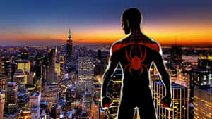蜘蛛俠剪影俯瞰著日落時分閃閃發光的城市。 — Miles Morales 動漫 壁紙